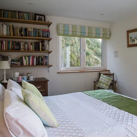 Holywell Bay Bed & Breakfast 4*